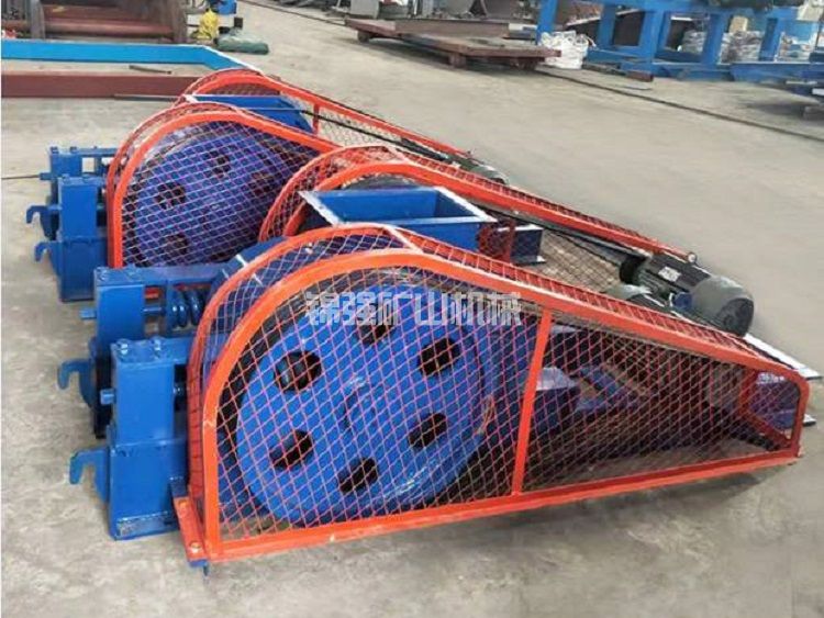Double toothed roller crusher