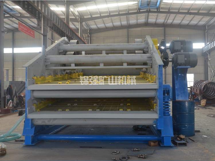 Linear vibrating screen